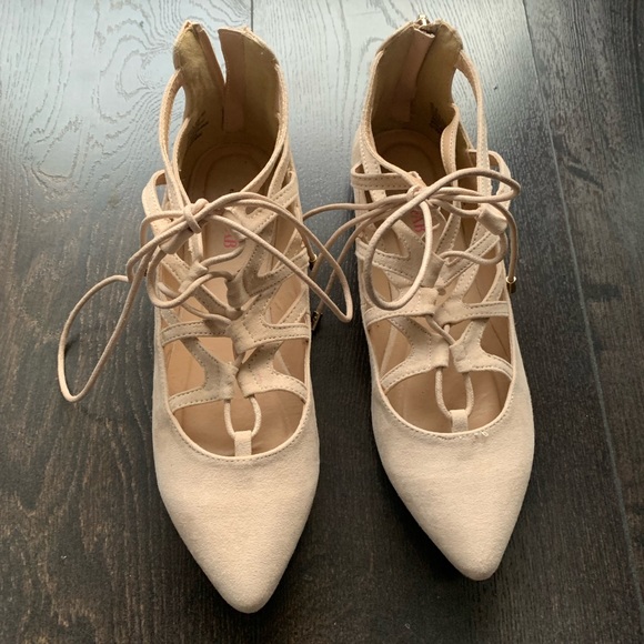BRAND NEW cream, suede pointed-toe lace-up flats. - Picture 3 of 3